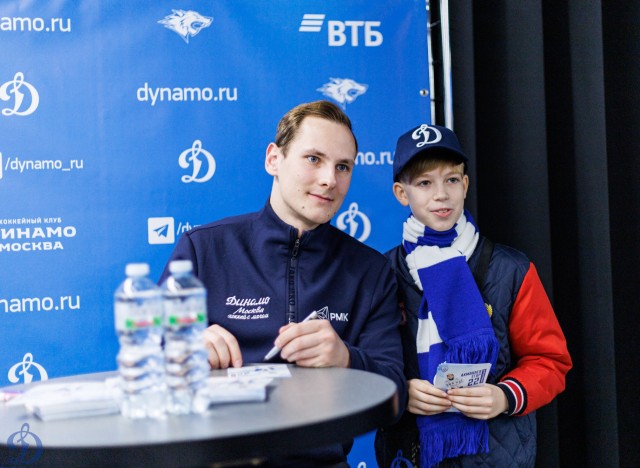 01.11.2025. Автограф-сессия Никиты Иванова и Егора Ахманаева