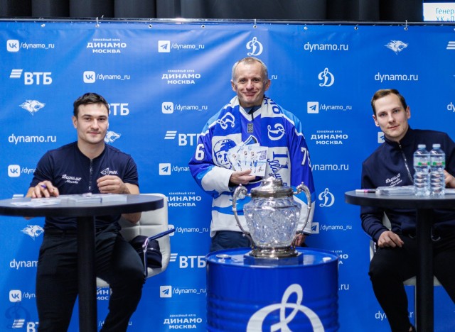 01.11.2025. Автограф-сессия Никиты Иванова и Егора Ахманаева