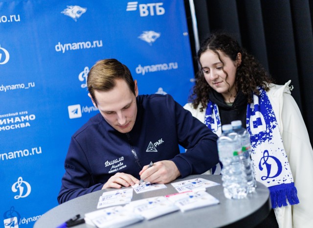 01.11.2025. Автограф-сессия Никиты Иванова и Егора Ахманаева