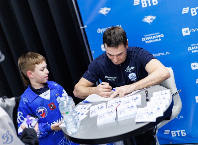 01.11.2025. Автограф-сессия Никиты Иванова и Егора Ахманаева