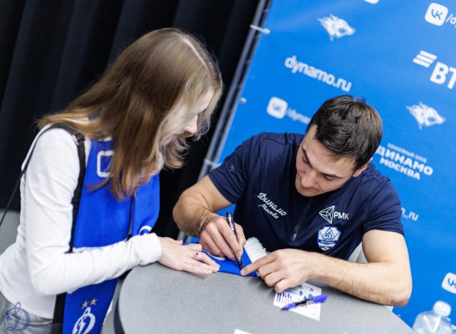 01.11.2025. Автограф-сессия Никиты Иванова и Егора Ахманаева