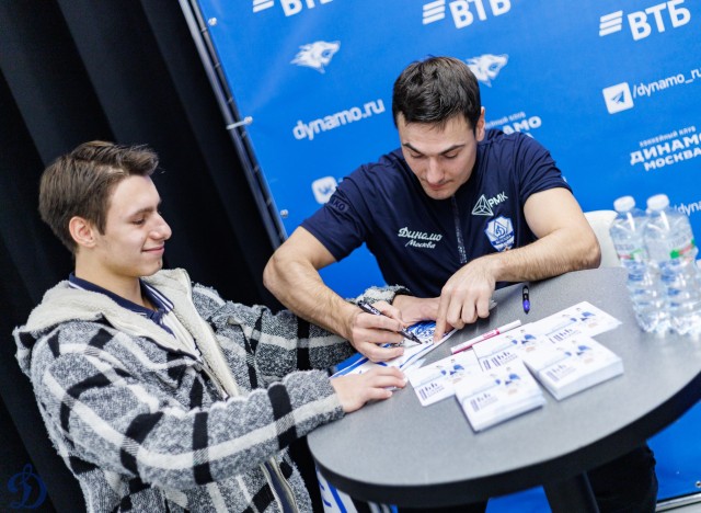 01.11.2025. Автограф-сессия Никиты Иванова и Егора Ахманаева