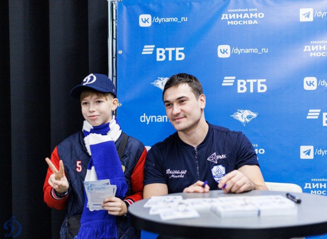 01.11.2025. Автограф-сессия Никиты Иванова и Егора Ахманаева