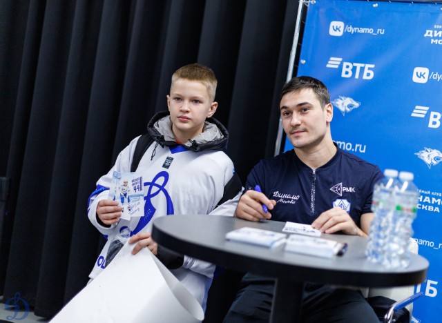 01.11.2025. Автограф-сессия Никиты Иванова и Егора Ахманаева