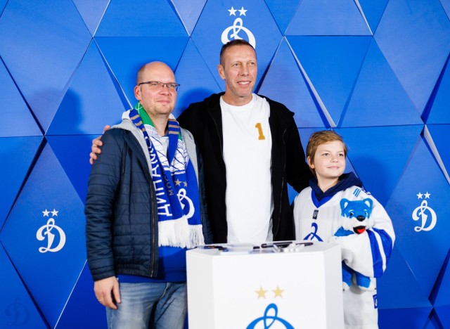 08.11.2025 Автограф-сессия Романа Березовского