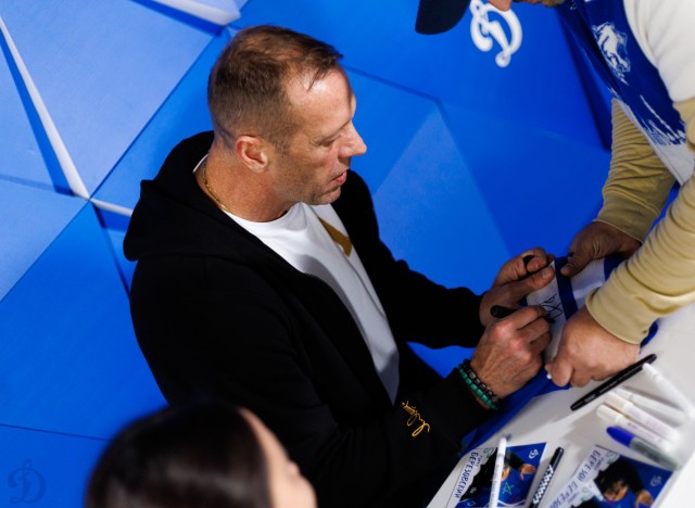 08.11.2025 Автограф-сессия Романа Березовского